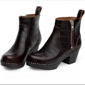 SWEDISH HASBEENS Brown Croc Embossed Leather Ankle Boot Clogs Zip Up Wooden Heel